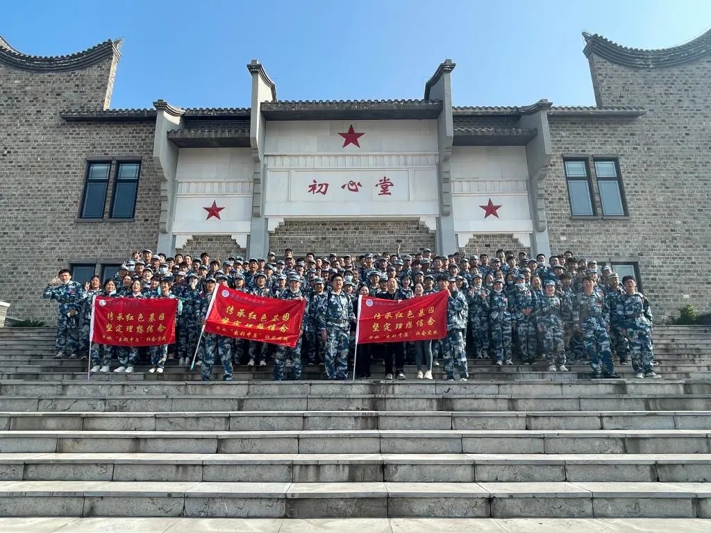 何家冲干部学院红25军军史展同学们参观了开展以大别山精神为主题的