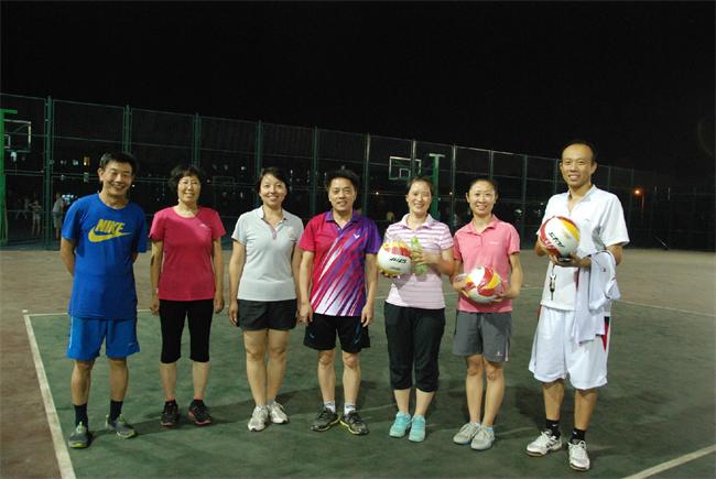王天泽校长与获亚军球队代表合影.jpg