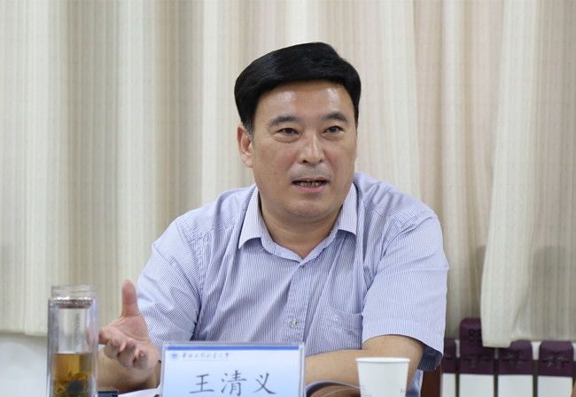 王书记参加第一组研讨.jpg