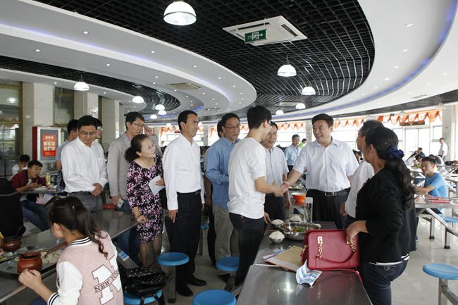 8.校党委书记王清义等领导在餐厅向新生及其家长问候致意并了解新生住宿、就餐情况.JPG