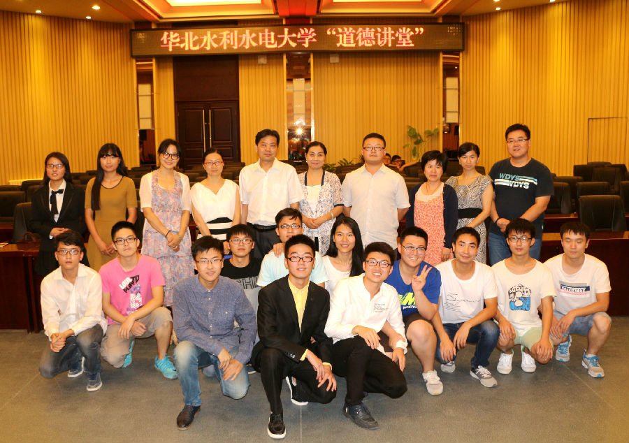 道德讲堂嘉宾学生合影_副本.jpg