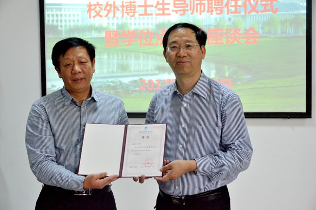 刘校长为谷建全颁发聘书_副本.jpg