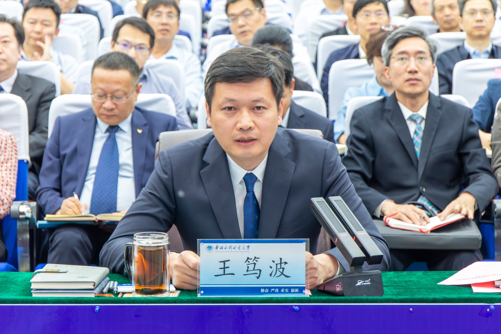 教育部本科教育教学审核评估专家组组长,河海大学原校长徐辉教授,专家