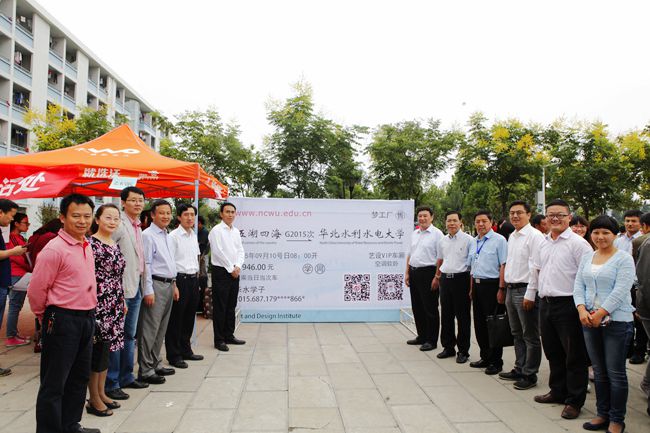 6.校党委书记王清义等领导在仿真放大的“高铁车票”巨幅设计展示牌前合影.JPG