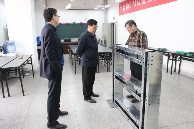校长刘文锴参观钢构房加工试件01_副本.jpg