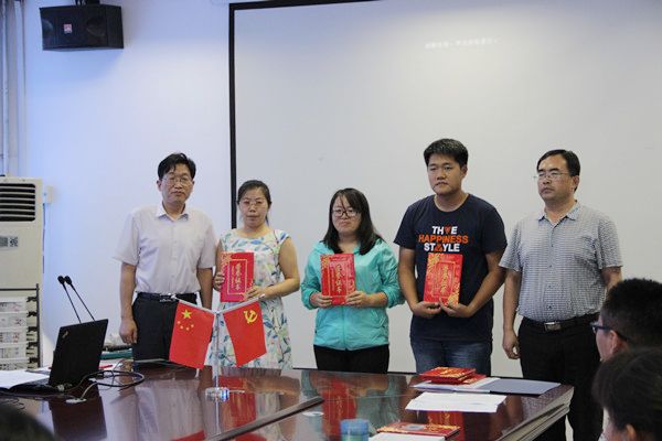 党务书记李权才和院长韩林山为先进党支部颁奖.jpg