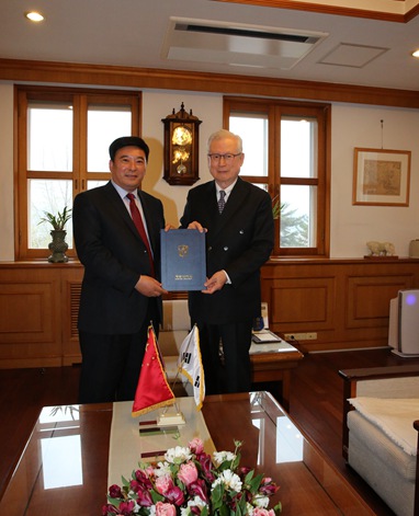 2.王清义书记与申一熙校长签署合作框架协议_副本.jpg