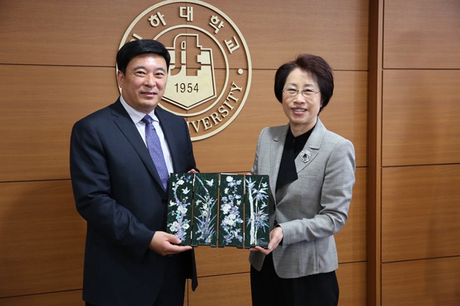 12.崔顺子校长向王清义书记赠送纪念品_副本.jpg