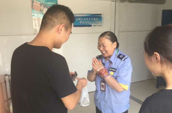 土木与交通学院小水滴志愿者给宿管阿姨送粽子_副本.jpg