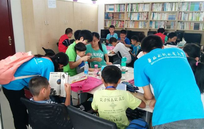 7月12日数学与信息科学学院“雨露之行”实践队帮助“爱心课堂”孩子学习_副本.jpg