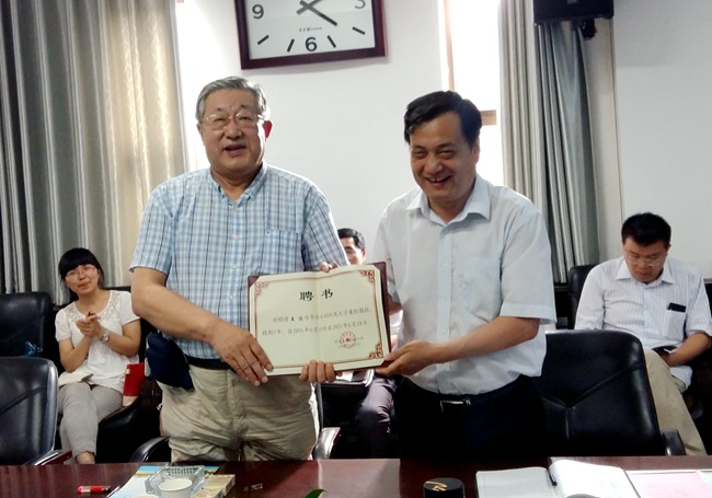 刘校长向王院士发聘书.jpg