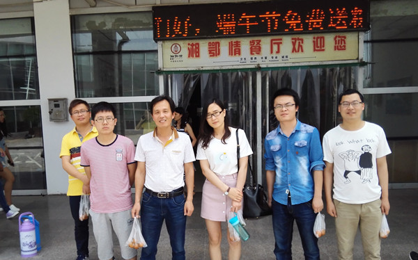 马克思主义学院为在校同学送端午节温暖_副本.jpg
