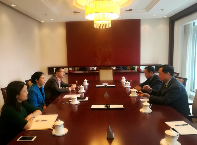 刘文锴校长向教育部国际交流与合作司副司长王慧汇报工作_副本.jpg
