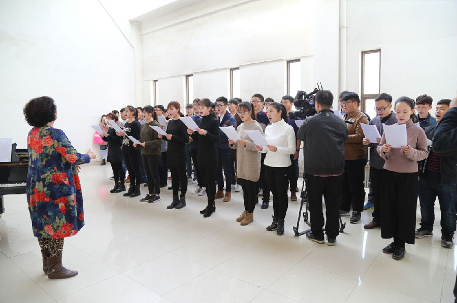 史秀玉教授指导学生合唱排练 (2).jpg