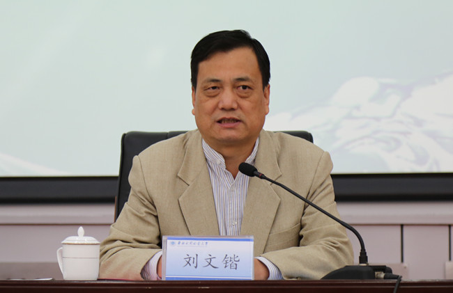 ZB7A2627_副本 刘校长.jpg