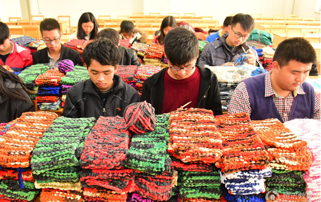 点赞！大学生义卖筹款为环卫工织围巾