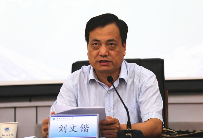 ZB7A9520_副本 刘校长_副本.jpg