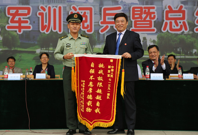 2.王清义书记向承训部队赠送锦旗_副本.jpg