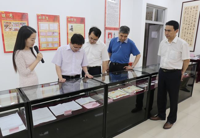 参观事迹展1.jpg