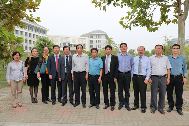 韩国客人、教育厅厅长助理荣西海同志与我校与会人员合影_副本.jpg