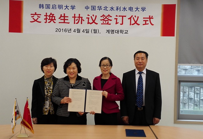 3.两校代表签订《互派交换学生协议》_副本.jpg
