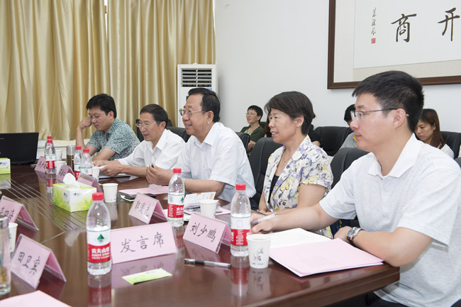 王校长出席会议(右)_副本.jpg