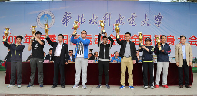 刘校长颁奖2.jpg