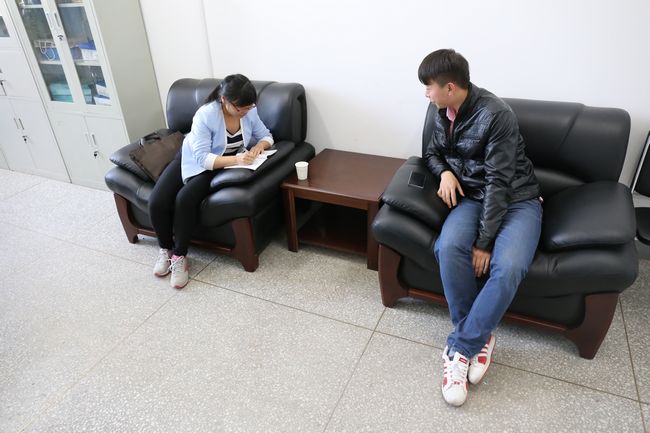 中青网记者对同学们进行一对一访谈.jpg