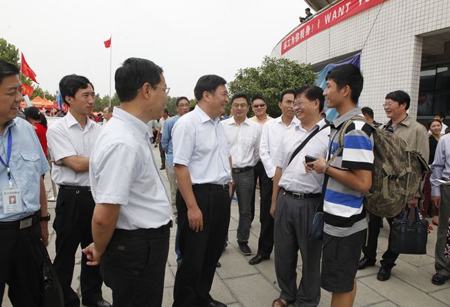 7.校党委书记王清义等领导在迎新现场与新生及其家长亲切交谈、了解新生报道情况.JPG