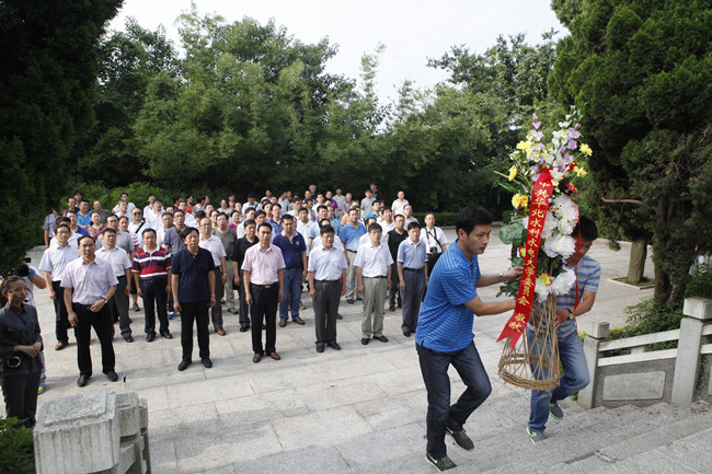 4.在烈士陵园,学员们缅怀先烈,为烈士纪念碑敬献花篮_副本.jpg