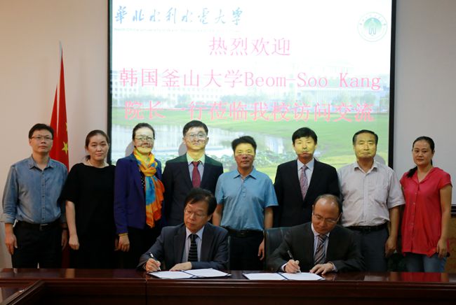 3Beom-Sookang院长与国际教育学院曹德春院长签署协议_副本.jpg