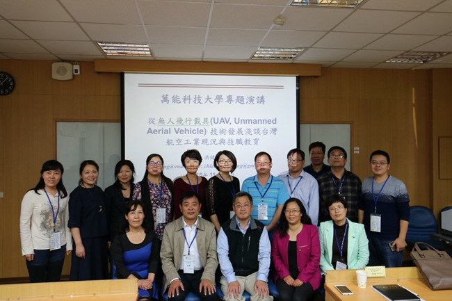 学习后全体团员与万能科技大学教授合影_副本.jpg