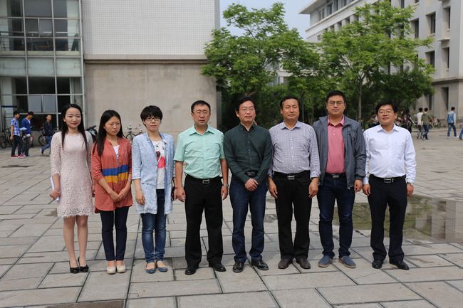中青报潘站长参观完事迹展后校园留念.jpg