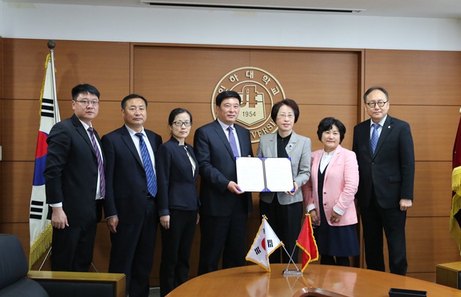 13.仁荷大学校领导与我校访问团组合影_副本.jpg