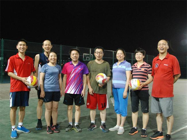王天泽校长与获季军球队代表合影.jpg