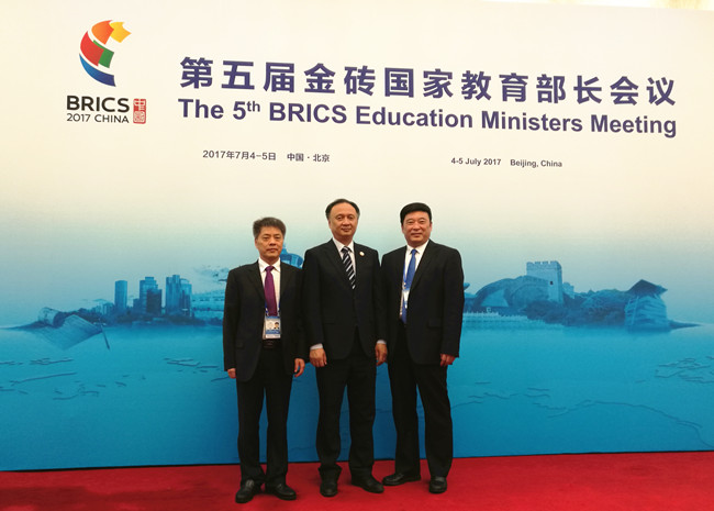 3.我校党委书记王清义、副校长王天泽与我国教育部国际交流与合作司司长许涛合影.jpg