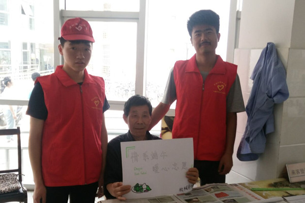 机械学院志愿者给宿管叔叔送端午节温暖_副本.jpg