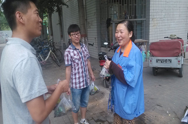 土木与交通学院小水滴志愿服务队给环学校卫工人送粽子
