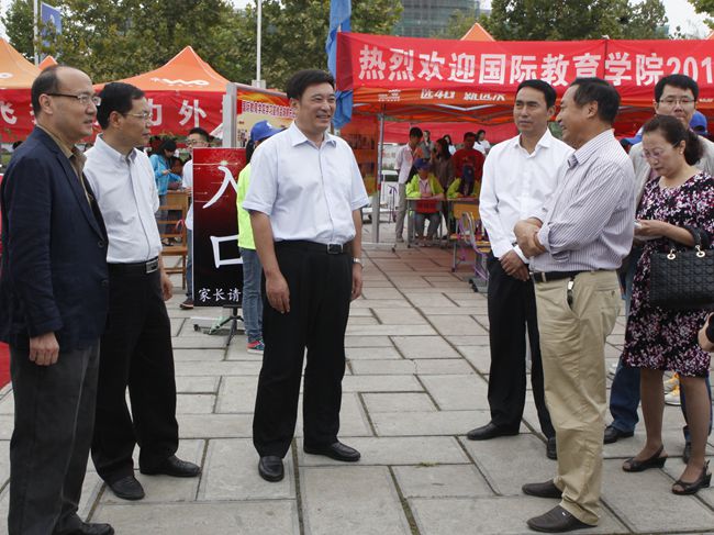 4.校党委书记王清义等领导在国际教育学院指导迎新工作.jpg