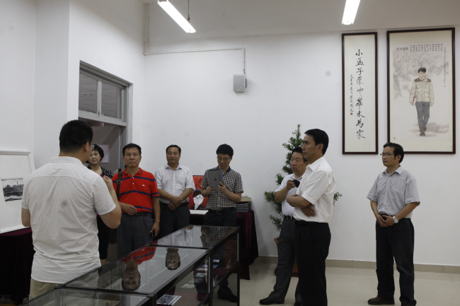 河南任翔影视文化有限公司董事长李建民等一行参观孟瑞鹏事迹展览室
