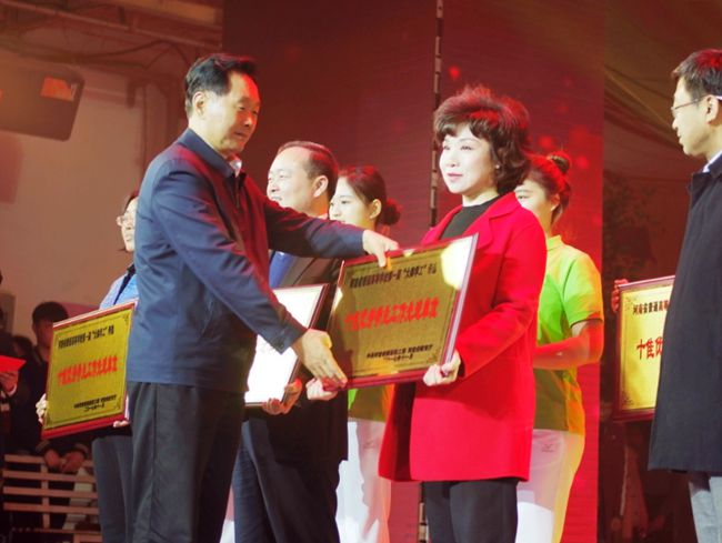 大美学工高书记领奖_副本.jpg