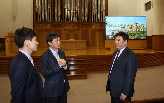 5.王书记考察启明大学校园教堂_副本.jpg
