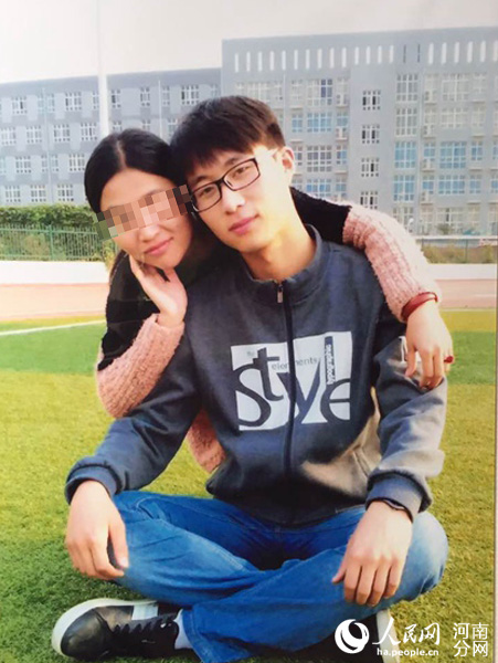 10孟瑞鹏生前和女友在一起.jpg