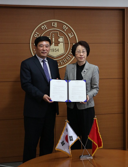 11.王清义书记与崔顺子校长共同签署交换生协议_副本.jpg