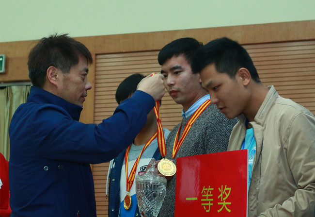 王天泽副校长为一等奖获得者颁奖_副本.jpg