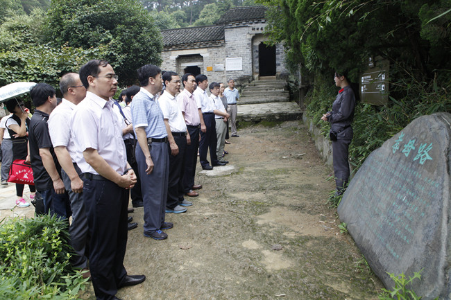 2.学员们在听取讲解员对“孝母路”的解说_副本.jpg