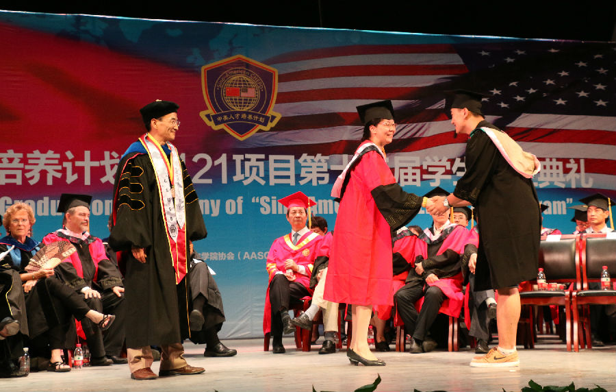 中美双方高校代表为1+2+1项目学生颁发两校学位证书_副本.jpg