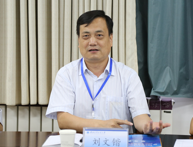 校长刘文锴参加第二组的研讨.jpg