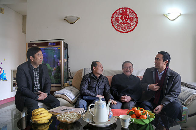 河南省教育厅关工委领导到我校慰问孙绪金教授