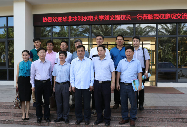 1111刘文锴校长一行在海南校友会部分校友陪同下考察海南热带海洋学院_副本.jpg